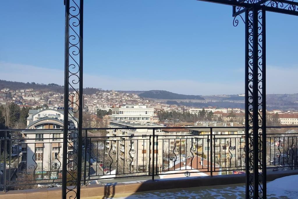 Unique Studio- Great Balcony And View! Parking Possibility! Veliko Tarnovo Kültér fotó