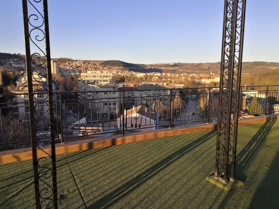 Unique Studio- Great Balcony And View! Parking Possibility! Veliko Tarnovo Kültér fotó